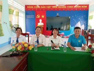 Ông Lê Văn Đức ( CTCĐ) cùng với BGH nhà trường