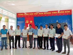 CĐV nhận khen thưởng