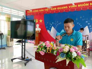 Ông Lê Văn Đức (CTCĐ) thông qua quyết định khen thưởng